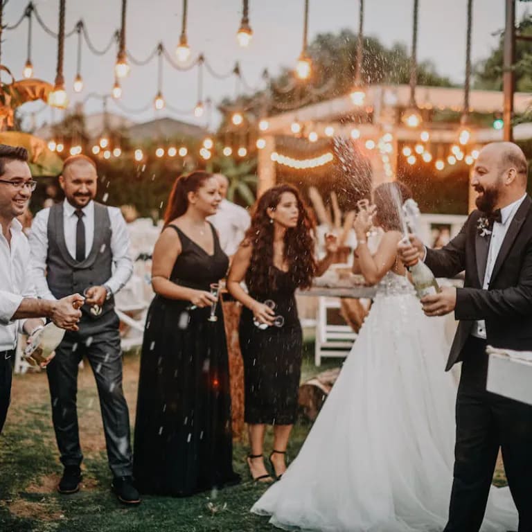 Invités célébrant un mariage au champagne, photo collectée via PicsEvent's
