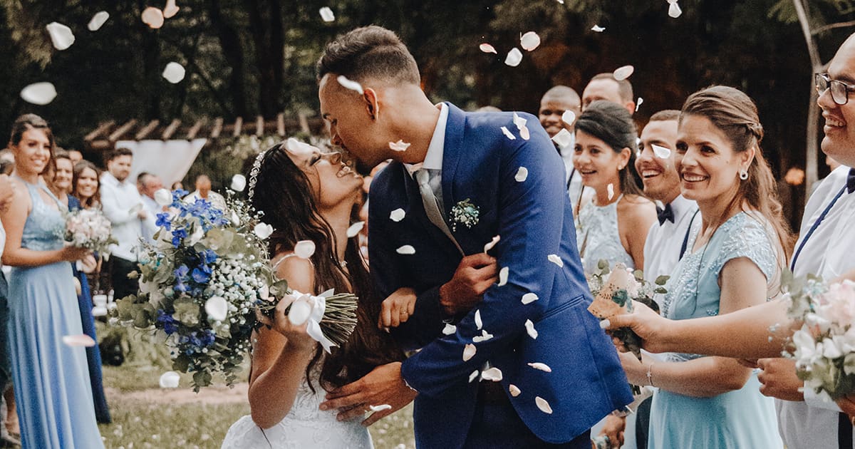Mariés embrassés sous une pluie de confettis, photo envoyée par un invité