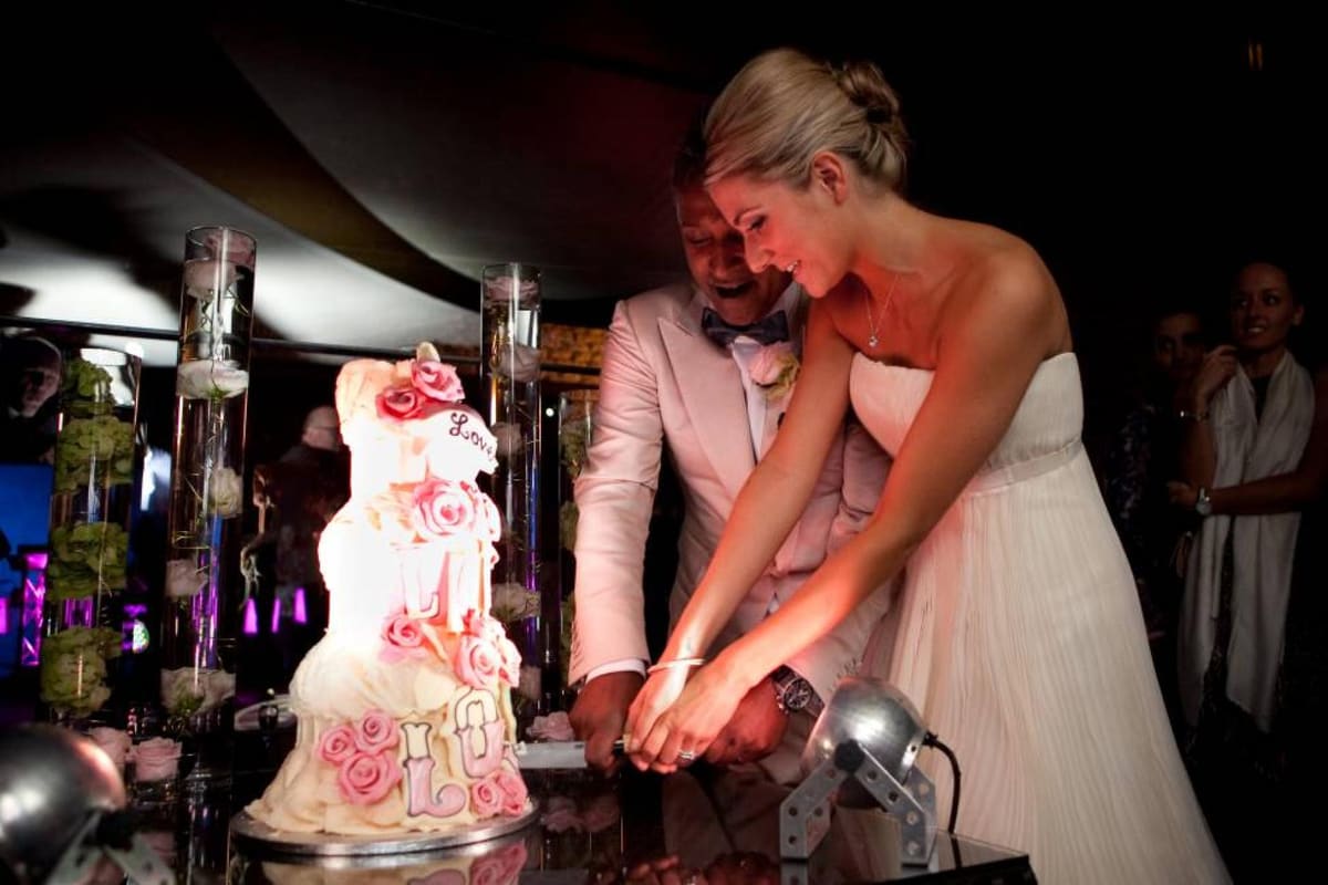 Découpe du gâteau de mariage, photo pouvant figurer dans le livre d'or