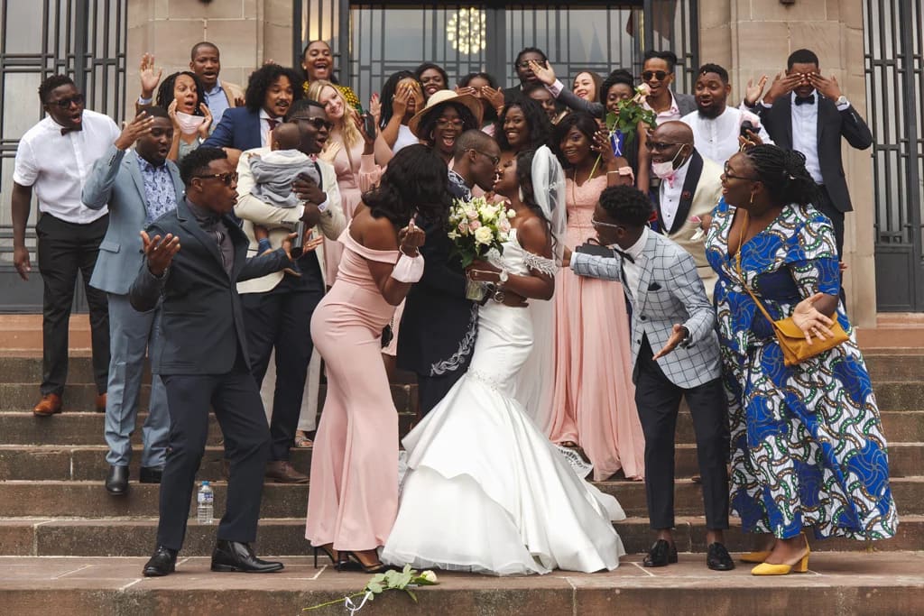 Groupe d'invités souriants réunis pour une photo de mariage