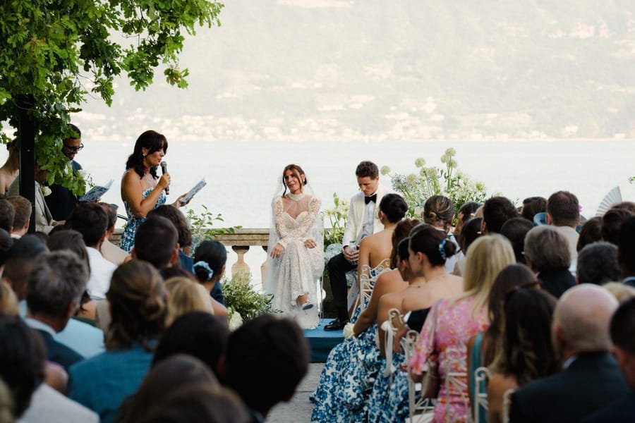 Invités partageant leurs photos de mariage en scannant un QR code PicsEvent's